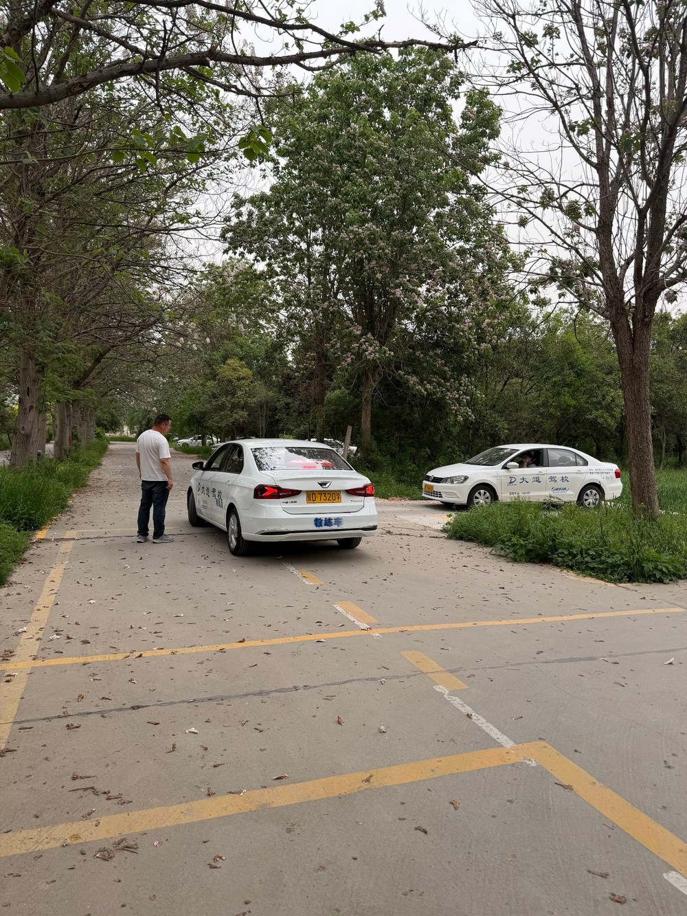 训练场 教练车+学员